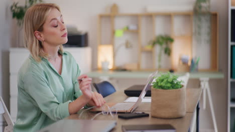 Mujer-Con-Exceso-De-Trabajo-Trabajando-En-La-Computadora