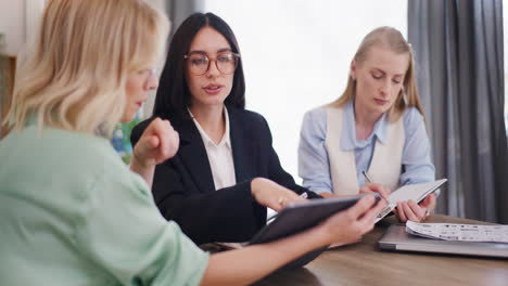 Businesswoman-Manages-Team-During-Business-Meeting