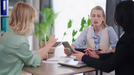 Frauen-Besprechen-Projekt-Während-Geschäftstreffen