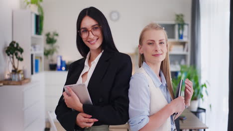 Mujeres-Felices,-Seguras-Y-Exitosas-Sonriendo-A-La-Cámara