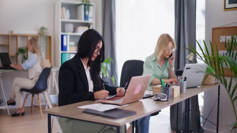 Selbstbewusste-Frau,-Die-Im-Büro-An-Einem-Projekt-Arbeitet