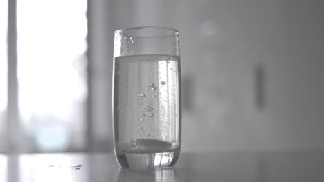 Pastilla-De-Aspirina-Efervescente-En-Un-Vaso-De-Agua.-Tableta-Soluble-Tomada-Con-Cámara-En-Cámara-Súper-Lenta-De-1000-Fps.