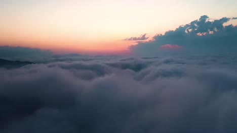 Volando-Sobre-Las-Nubes-Con-El-Sol-Tardío.-Fondo-De-Cielo-Colorido-Amanecer-O-Atardecer.