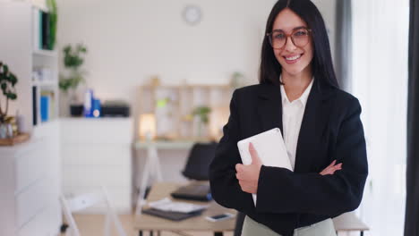 Mujer-De-Negocios-Segura-Mirando-El-Retrato-De-La-Cámara