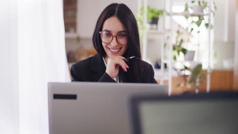 Mujer-Sonriente-Segura-Trabajando-En-La-Computadora-Portátil