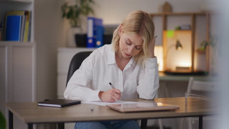 Mujer-De-Negocios-Cansada-Y-Con-Exceso-De-Trabajo-Trabajando-Hasta-Altas-Horas-De-La-Noche