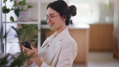 Mujer-Feliz-Navegando-Por-Las-Redes-Sociales-En-El-Teléfono-Inteligente