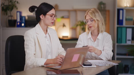 Dos-Mujeres-Preocupadas-Por-Las-Deudas-De-La-Empresa-Discuten-Soluciones.