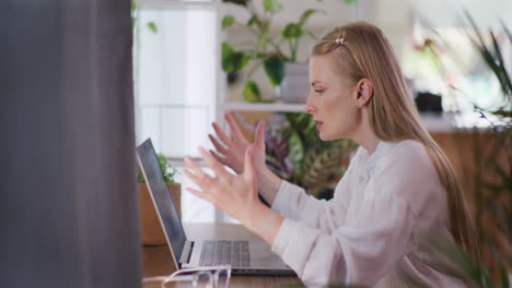 Mujer-Enojada-Trabajando-En-Una-Computadora-Portátil,-Furiosa-Y-Molesta