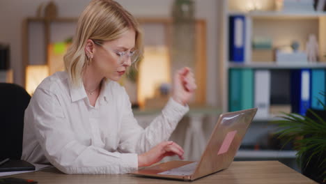 Mujer-Preocupada-Y-Con-Exceso-De-Trabajo-Trabajando-En-Una-Computadora-Portátil-Por-La-Noche