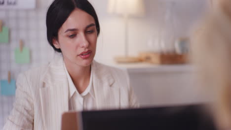 Mujer-Leyendo-Un-Correo-Electrónico-Incorrecto-De-Un-Cliente-Preocupado