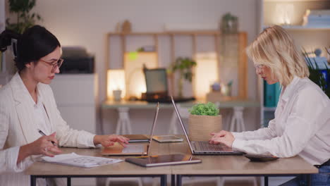 Dos-Mujeres-Concentradas-Trabajando-En-La-Oficina