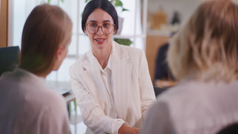 Tres-Mujeres-Discuten-Temas-De-Negocios-En-Una-Reunión