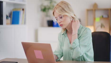 Mujer-Trabajando-En-Una-Computadora-Portátil-Bajo-Presión-De-Tiempo