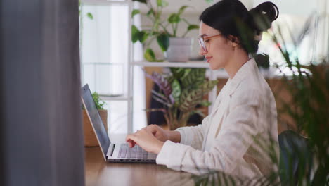 Mujer-De-Negocios-Segura-Trabajando-Remotamente-En-Una-Computadora-Portátil