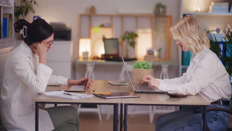 Glückliche-Frau-Arbeitet-Am-Laptop-Im-Büro