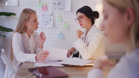 Frauen-Diskutieren-Geschäftsthemen-Beim-Brainstorming