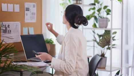 Mujer-De-Negocios-Usando-Calculadora-Para-Analizar-Las-Finanzas