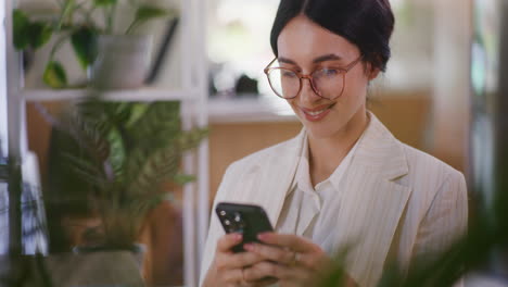 Lächelnde-Frau-Schreibt-Textnachricht-Auf-Smartphone