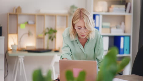 Mujer-Independiente-Trabajando-Desde-Casa-En-Una-Computadora-Portátil