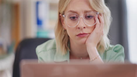 Mujer-Deprimida-Preocupada-Y-Con-Exceso-De-Trabajo-En-La-Oficina