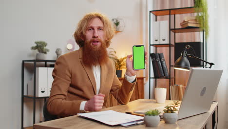 Geschäftsmann-Hält-Smartphone-Mit-Greenscreen-Chroma-Key-Modell,-Empfiehlt-Gute-Anwendung