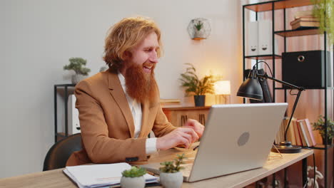 Geschäftsmann-Macht-Pause-Von-Der-Arbeit-Und-Trägt-Eine-3D-Brille,-Isst-Popcorn-Und-Sieht-Einen-Film-Auf-Dem-Laptop