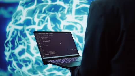 Primer-Plano-De-Un-Trabajador-Que-Utiliza-El-Aprendizaje-Profundo-De-IA-Y-Una-Computadora-Portátil-Para-Observar-Los-Datos.