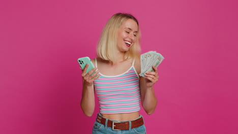 Mujer-Feliz-Usa-El-Teléfono-Inteligente-Para-Regocijarse-Por-Ganar-El-Juego,-Recibir-Dinero-En-Efectivo-En-Dólares,-Celebrar-El-éxito