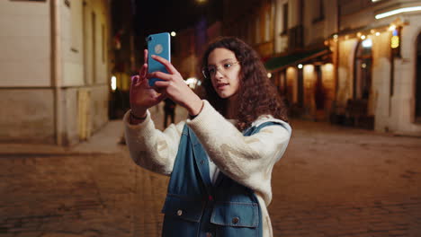 Feliz-Turista-Adolescente-Blogger-Tomando-Fotografías-En-Un-Teléfono-Inteligente-De-La-Ciudad-Al-Aire-Libre