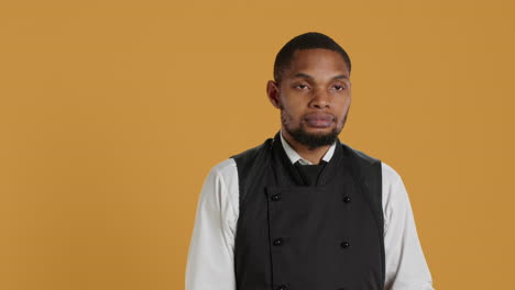 Waiter-shrugging-while-he-carries-a-cruet-set-with-condiments