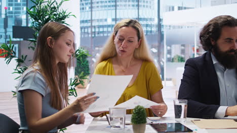 Agent,-Der-Den-Finanziellen-Bedarf-Des-Kunden-Beurteilt-Und-Während-Des-Meetings-Analysen-Durchführt