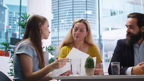 Berater-Im-Büro,-Der-Menschen-Bei-Der-Erstellung-Eines-Lebenshaltungskostenplans-Unterstützt