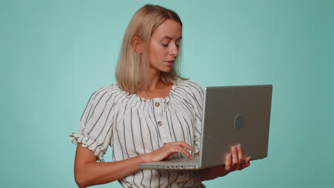 Mujer-Feliz-Trabajando-En-Línea-En-Una-Computadora-Portátil-Mostrando-El-Pulgar-Hacia-Arriba-Comentarios-Positivos-Como,-Lotería-Gana-Una-Buena-Oferta