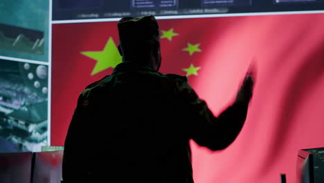 Chinesischer-Militäroffizier-Analysiert-Informationen-Auf-Einem-Großen-Bildschirm-In-Einer-Kommandozentrale