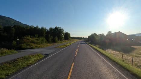 Autofahren-Auf-Einer-Straße-In-Norwegen-Im-Morgengrauen.