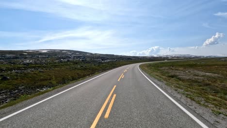 Autofahren-Im-Morgengrauen-Auf-Einer-Straße-In-Norwegen.-Sichtweise-Des-Fahrens