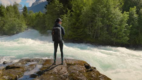 Mujer-Excursionista-Camina-Con-Una-Mochila-De-Senderismo-En-La-Hermosa-Naturaleza-De-Noruega.