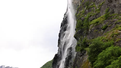 Fiordo-De-Geiranger,-Cascada-Siete-Hermanas.-Hermosa-Naturaleza-Paisaje-Natural-De-Noruega.