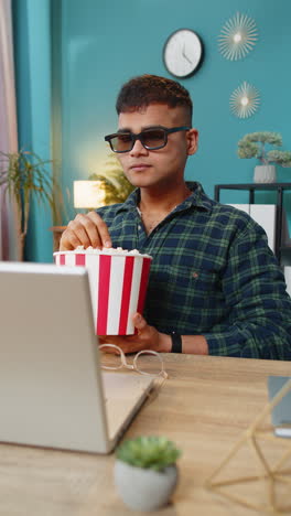 Hombre-De-Negocios-Tomando-Un-Descanso-Del-Trabajo-Con-Gafas-3D-Comiendo-Palomitas-De-Maíz-Y-Viendo-Una-Película-En-La-Oficina