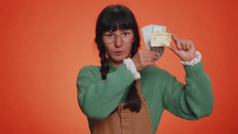 Mujer-Feliz-Muestra-Publicidad-De-Tarjetas-Bancarias-De-Crédito-De-Plástico-Transfiriendo-Dinero-Sin-Efectivo,-Compras-En-Línea