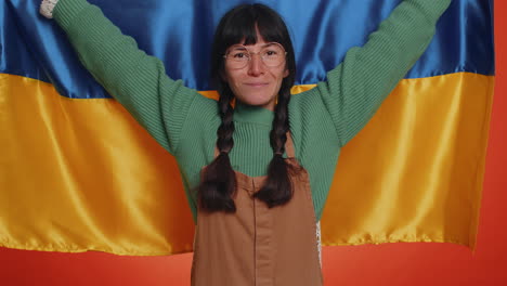 Una-Mujer-Joven-Sostiene-La-Bandera-Nacional-De-Ucrania-Con-La-Esperanza-De-Ganar-El-éxito,-La-Victoria-De-La-Libertad-En-La-Fiesta-Nacional-De-La-Guerra