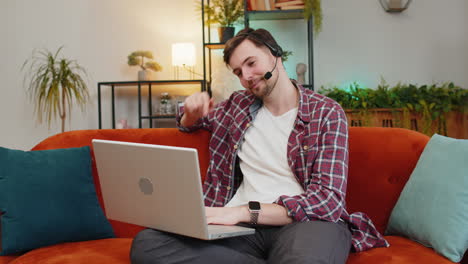 Un-Hombre-De-Negocios-Feliz-Usa-La-Línea-De-Ayuda-De-Una-Computadora-Portátil-Para-Hacer-Una-Videoconferencia-En-Línea-A-Distancia-De-Su-Casa