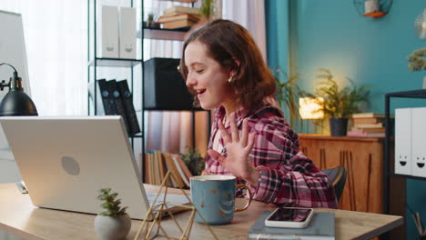 Mujer-De-Negocios-Independiente-Tomando-Un-Descanso-Del-Trabajo-Con-Gafas-3D-Comiendo-Palomitas-De-Maíz-Viendo-Una-Película