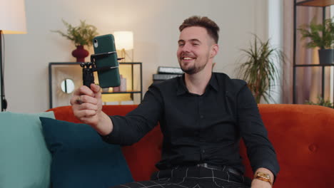 Mann,-Blogger,-Influencer,-Der-Selfies-Mit-Dem-Smartphone-Macht,-Virtuelle-Social-Media-Videos-Online-Zu-Hause-Macht