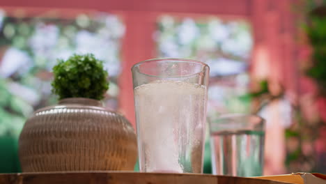 Anciano-Y-Mujer-Arrojando-Sus-Pastillas-De-Vitaminas-Efervescentes-En-Un-Vaso-De-Agua.