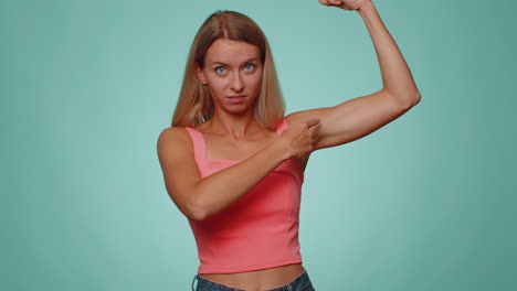 Mujer-Mostrando-Bíceps-Y-Luciendo-Segura,-Sintiendo-Fuerza-Para-Luchar-Por-Los-Derechos,-éxito