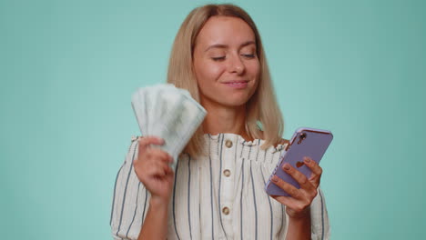 Mujer-Turista-Feliz-Usa-Un-Teléfono-Inteligente-Regocijándose-Por-Ganar,-Recibiendo-Dinero-En-Efectivo-En-Dólares,-Suerte-De-Lotería-De-éxito