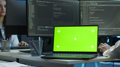 Experte-Für-Serverraum-Codierung-Auf-Chroma-Key-Notebooks