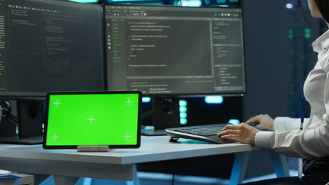 Frau-Führt-Mit-Einem-Chroma-Key-Tablet-Wartungsarbeiten-An-Der-Infrastruktur-Des-Serverraums-Durch